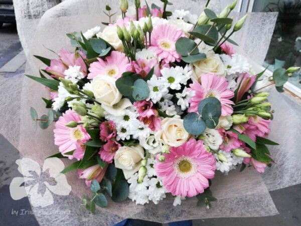 Light pink bouquet with roses and gerberas