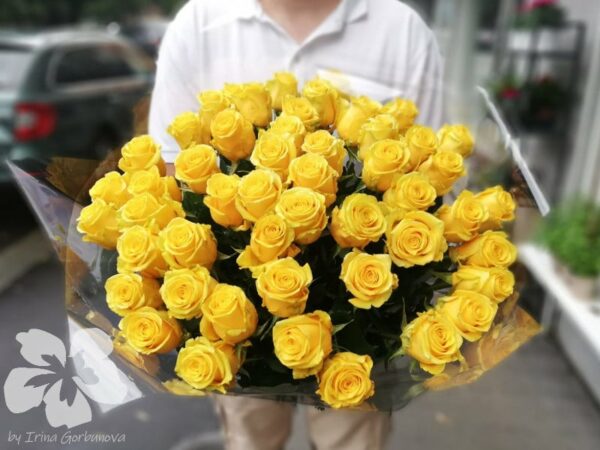 50 long yellow roses